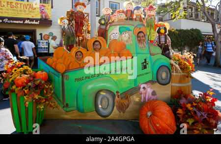 Los Angeles, USA. 13 Okt, 2019. Menschen nehmen an der 85 Herbstfest am ursprünglichen Bauernmarkt in Los Angeles, USA, am Okt. 13, 2019. Das jährliche Herbstfest hier am Okt. 12 gehalten wird, und 13 die Herbsternte mit verschiedenen Familie feiern Aktivitäten. Credit: Li Ying/Xinhua/Alamy leben Nachrichten Stockfoto