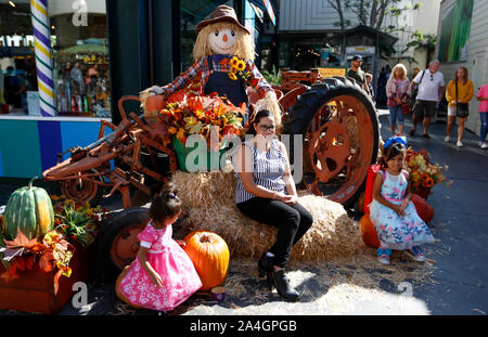 Los Angeles, USA. 13 Okt, 2019. Menschen nehmen an der 85 Herbstfest am ursprünglichen Bauernmarkt in Los Angeles, USA, am Okt. 13, 2019. Das jährliche Herbstfest hier am Okt. 12 gehalten wird, und 13 die Herbsternte mit verschiedenen Familie feiern Aktivitäten. Credit: Li Ying/Xinhua/Alamy leben Nachrichten Stockfoto