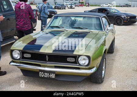 Pontarlier - Bourgogne Franche Comté Frankreich - Juni 16 2019 - Schwarz und Gold Chevrolet Camaro Parks 1968 bei lokalen Car Rallye. Stockfoto