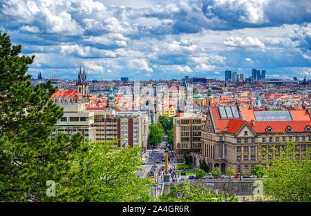 Ein Blick auf Prag, Tschechische Republik und der Moldau von letna Gärten an einem sonnigen Tag. Stockfoto