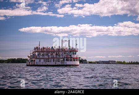 Toronto, Ontario, Kanada - 2019 06 30: Serendipity Princess Kreuzfahrtschiff in den Gewässern von Toronto Harbour. Serendipity Prinzessin ist das einzige Boot in Stockfoto