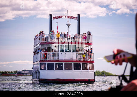 Toronto, Ontario, Kanada - 2019 06 30: Serendipity Princess Kreuzfahrtschiff in den Gewässern von Toronto Harbour. Serendipity Prinzessin ist das einzige Boot in Stockfoto