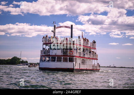 Toronto, Ontario, Kanada - 2019 06 30: Serendipity Princess Kreuzfahrtschiff in den Gewässern von Toronto Harbour. Serendipity Prinzessin ist das einzige Boot in Stockfoto