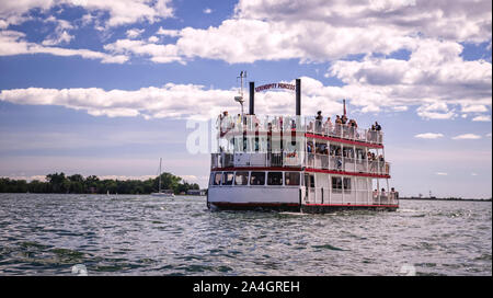 Toronto, Ontario, Kanada - 2019 06 30: Serendipity Princess Kreuzfahrtschiff in den Gewässern von Toronto Harbour. Serendipity Prinzessin ist das einzige Boot in Stockfoto