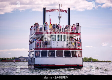 Toronto, Ontario, Kanada - 2019 06 30: Serendipity Princess Kreuzfahrtschiff in den Gewässern von Toronto Harbour. Serendipity Prinzessin ist das einzige Boot in Stockfoto