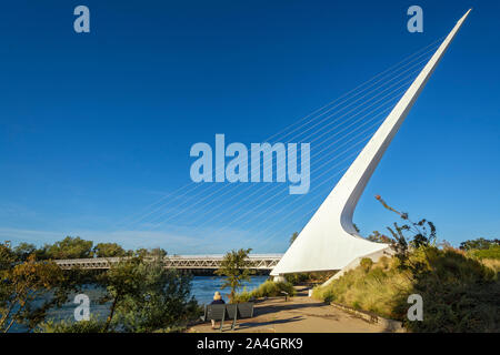 Kalifornien, Redding, Sundial Bridge at Turtle Bay Exploration Park, überspannt Sacramento River, Frau Wohnzimmer auf der Werkbank Stockfoto