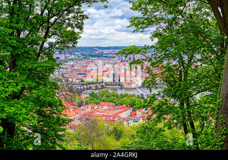 Ein Blick auf Prag, Tschechische Republik von Petrin Hügel an einem sonnigen Tag. Stockfoto
