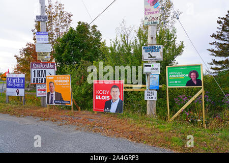 NOVA SCOTIA, Kanada - 6 Oct 2019 - Blick auf politische Zeichen Werbung Kandidaten für den kanadischen Bundestagswahl am 21. Oktober 2019 zu nehmen. Stockfoto