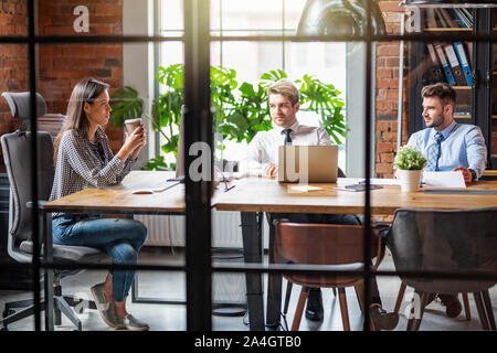 Corporate Business Team und Manager in einem Meeting. Gruppe junger Geschäftsleute arbeiten und kommunizieren im Büro. Stockfoto