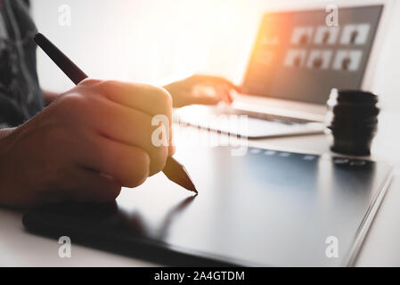 Mann mit Grafik Tablett und Pan. Grafik Designer bei der Arbeit im Büro Stockfoto