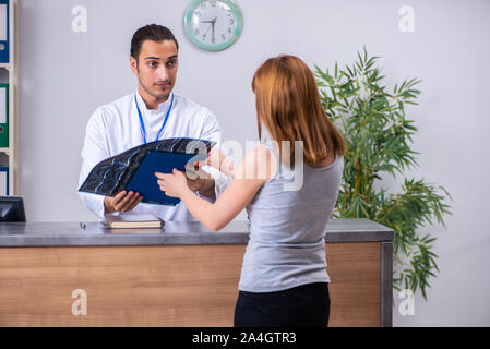 Die junge Patientin an der Rezeption im Krankenhaus Stockfoto