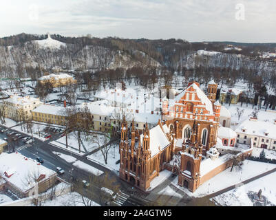 Schöne Stadt Vilnius Panorama im Winter mit Schnee bedeckt Häuser, Kirchen und Straßen. Antenne am Abend ansehen. Winter Stadt Landschaft in Vilnius, Litauen Stockfoto