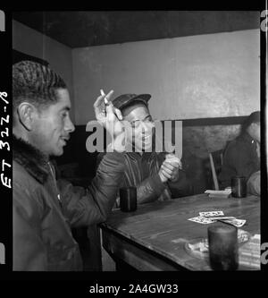 [Tuskegee Airmen Spielkarten im Club der Offiziere in den Abend] Stockfoto