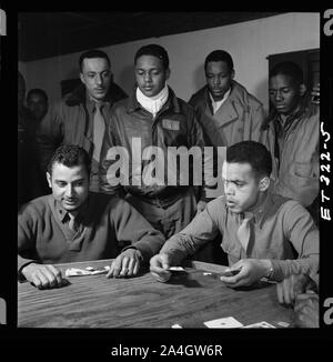 [Tuskegee Airmen Spielkarten im Club der Offiziere in den Abend] Stockfoto