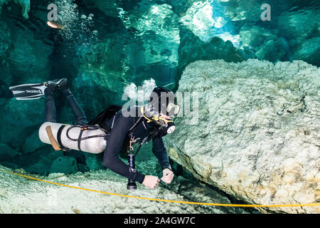 Eine Taucher untersucht die Höhlengänge Mexikos berühmten Dos Ojos Cenote. Stockfoto