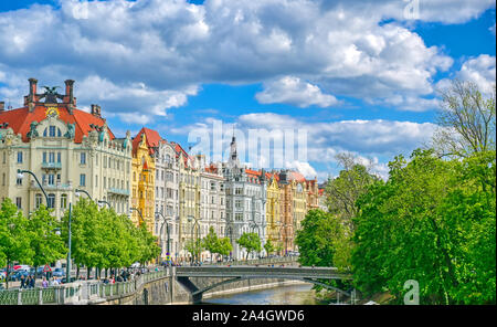 Prag, Tschechische Republik - 10. Mai, 2019 - Architektur in Prag, Tschechische Republik entlang der Moldau. Stockfoto