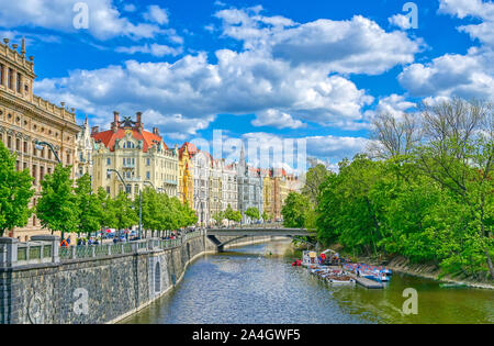Prag, Tschechische Republik - 10. Mai, 2019 - Architektur in Prag, Tschechische Republik entlang der Moldau. Stockfoto