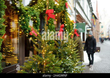 Schönen Tannen als Dekoration von schmalen, alten Straße in Vilnius, Litauen. Weihnachten und Neujahr in der litauischen Hauptstadt. Stockfoto