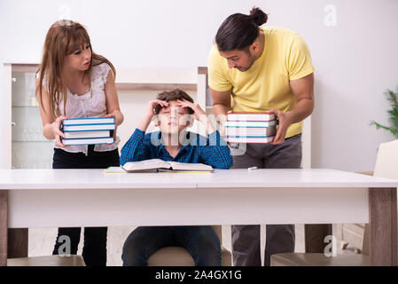 Die Eltern helfen, ihren Sohn für die Schule vorzubereiten Stockfoto