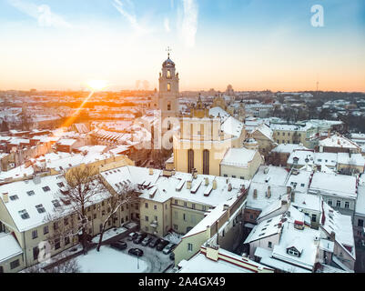 Schöne Stadt Vilnius Panorama im Winter mit Schnee bedeckt Häuser, Kirchen und Straßen. Antenne am Abend ansehen. Winter Stadt Landschaft in Vilnius, Litauen Stockfoto