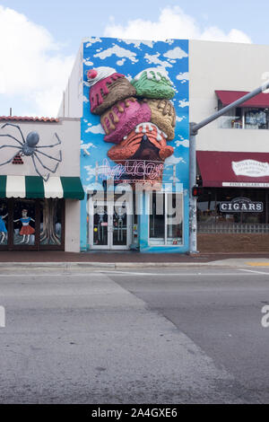 Ein Blick auf die exterio Ice Cream Shop Azucar in der Calle Ocho - South West achte Straße in Little Havana, Miami, Floida Stockfoto