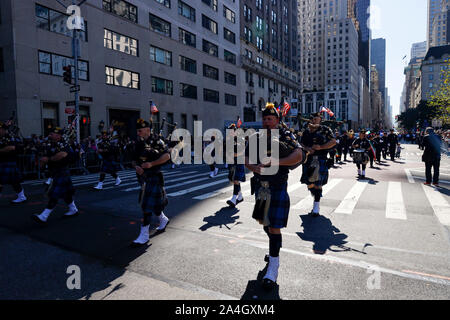New York, USA. 14 Okt, 2019. Menschen nehmen Teil an der Columbus Day Parade in Manhattans Fifth Avenue in New York, USA, am Okt. 14, 2019. Tausende von Menschen in der Feier der italienischen amerikanischen Kultur und Erbe hier am Montag beteiligt. Credit: Li Muzi/Xinhua/Alamy leben Nachrichten Stockfoto