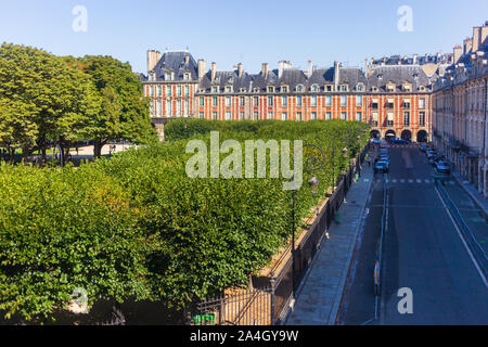 Paris, Frankreich - 2 September, 2018: Die schöne "Place des Vosges" von oben gesehen, in der zweiten Etage ein Appartement, mit seinen Bäumen, Gebäude Stockfoto