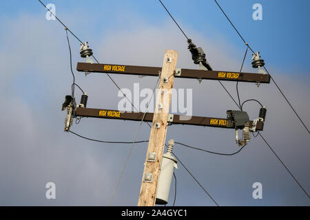Southern California Edison Hochspannung elektrische Strommasten und Leitungen in einem ländlichen Gebiet Stockfoto
