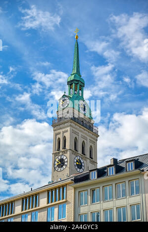 Die Kirche St. Peter in den Marienplatz in München. Stockfoto