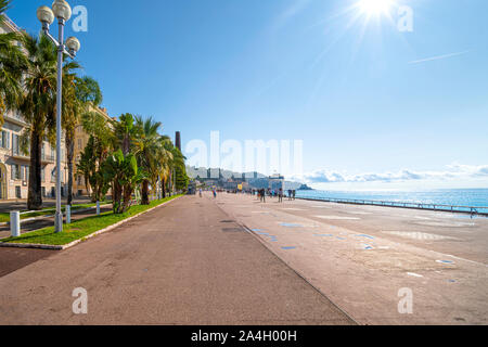 Jogger und Spaziergänger geniessen Sie einen Sommer Tag an der Promenade des Anglais an der Resort City von Nizza Frankreich auf das Mittelmeer an der französischen Riviera Stockfoto