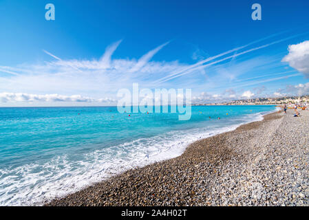 Der türkis blauen Wasser des Mittelmeers an der Cote d'Azur Küste der französischen Riviera in Nizza Frankreich. Stockfoto