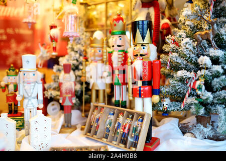 Weihnachten Nussknacker am Weihnachtsmarkt in Vilnius, Litauen verkauft. Dekoriert und beleuchtet Shopping steht mit einer Vielzahl an Weihnachten Spielzeug. Stockfoto