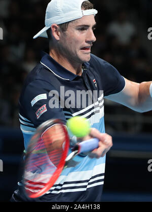 Tokio, Japan. 14 Okt, 2019. Amerikanische Tennisspieler John Isner liefert den Ball gegen Rodger Fedeler der Schweiz als Uniqlo hält eine liebe Tennis Event 'Uniqlo Lifewear Tag Tokio" in Tokio am Montag, 14. Oktober 2019. Federer besiegt Isner 6-3, 7-6. Credit: Yoshio Tsunoda/LBA/Alamy leben Nachrichten Stockfoto