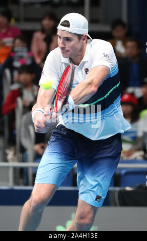 Tokio, Japan. 14 Okt, 2019. Amerikanische Tennisspieler John Isner liefert den Ball gegen Rodger Fedeler der Schweiz als Uniqlo hält eine liebe Tennis Event 'Uniqlo Lifewear Tag Tokio" in Tokio am Montag, 14. Oktober 2019. Federer besiegt Isner 6-3, 7-6. Credit: Yoshio Tsunoda/LBA/Alamy leben Nachrichten Stockfoto