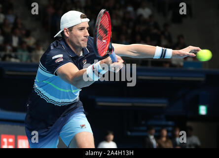 Tokio, Japan. 14 Okt, 2019. Amerikanische Tennisspieler John Isner liefert den Ball gegen Rodger Fedeler der Schweiz als Uniqlo hält eine liebe Tennis Event 'Uniqlo Lifewear Tag Tokio" in Tokio am Montag, 14. Oktober 2019. Federer besiegt Isner 6-3, 7-6. Credit: Yoshio Tsunoda/LBA/Alamy leben Nachrichten Stockfoto