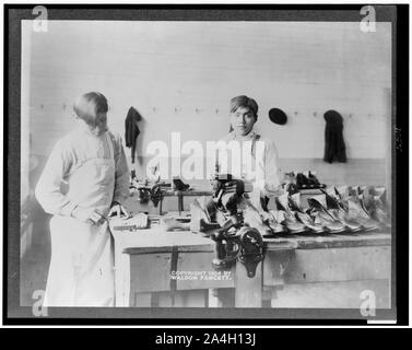 Zwei Jungen Herstellen oder Instandsetzen von Schuhen in Carlisle Indian School Stockfoto