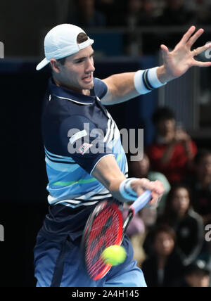 Tokio, Japan. 14 Okt, 2019. Amerikanische Tennisspieler John Isner liefert den Ball gegen Rodger Fedeler der Schweiz als Uniqlo hält eine liebe Tennis Event 'Uniqlo Lifewear Tag Tokio" in Tokio am Montag, 14. Oktober 2019. Federer besiegt Isner 6-3, 7-6. Credit: Yoshio Tsunoda/LBA/Alamy leben Nachrichten Stockfoto