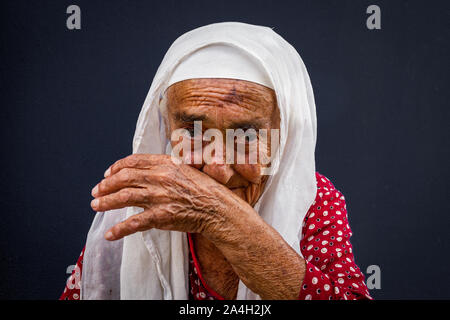 Misi Dorf, Bursa/Türkei - 22. August 2019: Porträt einer alten Frau mit traditionellen Kleid bei Misi Dorf in Bursa Stockfoto