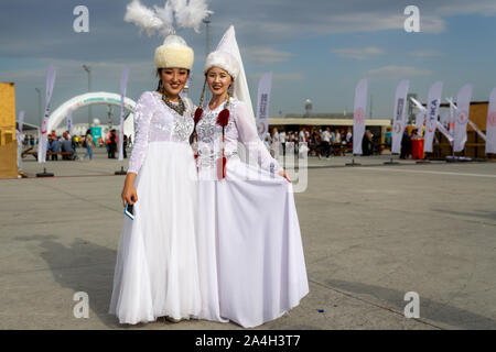 Istanbul/Türkei - am 04 Oktober 2019: 4. Etnospor cultural festival. Zwei Kirgisische junge Mädchen mit traditionellen Kleidung Stockfoto