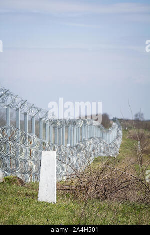 Grenzzaun zwischen Rastina (Serbien) & Bacsszentgyorgy (Ungarn). Diese Grenze wurde im Jahr 2015 gebaut, um die ankommenden Flüchtlinge & Migrantinnen während zu stoppen Stockfoto