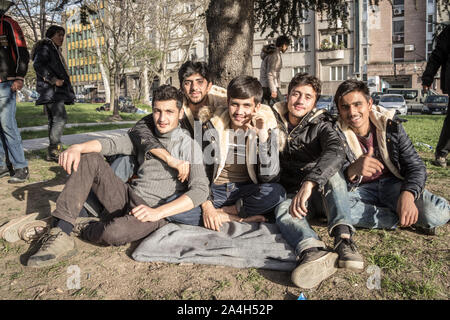 Belgrad, SERBIEN - April 2, 2016: Flüchtlinge, junge Männer aus Syrien und Afghanistan, Sitzen und posiert in einem Park in Belgrad, im Transit in die EU wird Stockfoto