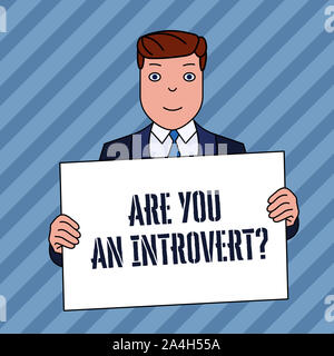 Konzeptionelle Hand schreiben, sind Sie ein Introvertquestion. Konzept Bedeutung demonstrieren, die eher nach innen drehen, um geistig lächelnden Mann mit Anzug Stockfoto