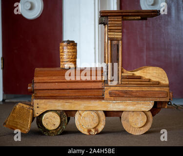 Petropolis, Brasilien - 10. September 2019: Alte hölzerne Spielzeugeisenbahn, Kinderzimmer, Quitandinha Palace ehemalige Casino Hotel, Seitenansicht Stockfoto