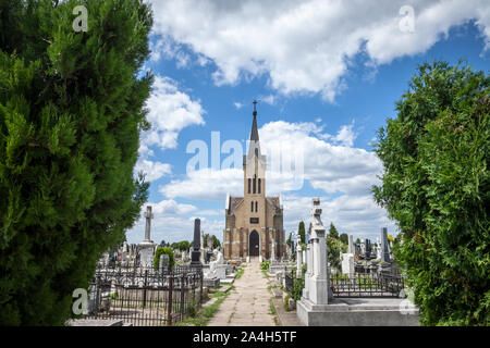 SUBOTICA, Serbien - Juli 1, 2018: Die katholische Friedhof von Subotica, Serbien, an der ungarischen Grenze, mit seinen wichtigsten Kirche. Von Gräbern und Gräbern gesehen werden kann Stockfoto