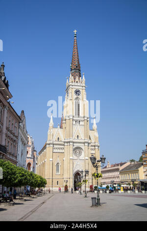 NOVI SAD, Serbien - Januar 27, 2018: Der Name der Maria Kirche, oder Novi Sad katholische Kathedrale an einem sonnigen Nachmittag mit einer Masse zu Fuß auf Trg Slobode Stockfoto