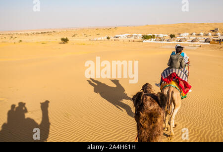 Nähert sich Resort Rawla über Kamele auf einem Kamel Trekking Tour in die Wüste Thar, Rajasthan, Indien. Stockfoto