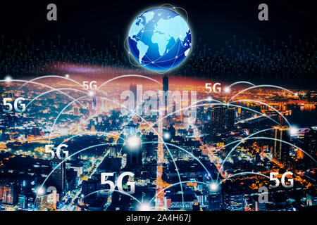 Luftbild Stadt bei Nacht und 5 g-tech Konzepte Stockfoto