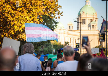 Belgrad, SERBIEN - 15. SEPTEMBER 2019: Transgender stolz Flagge Verzicht und stehen über die Masse während der Gay Pride in Belgrad. Der Umzug geschah Stockfoto