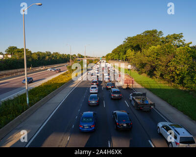 Schwere Morgen den Verkehr in der ausgehenden aus Chicago Gassen der Eisenhower Expressway. Oak Park, Illinois. Stockfoto