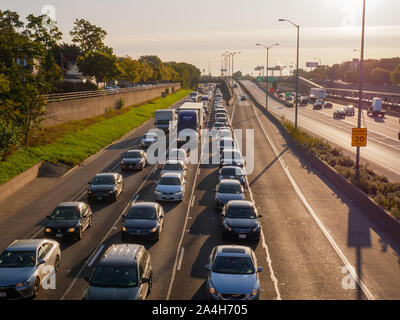 Schwere Morgen den Verkehr in der ausgehenden aus Chicago Gassen der Eisenhower Expressway. Oak Park, Illinois. Stockfoto